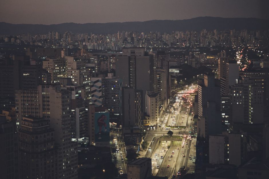 Notícias São Paulo. — Aerial view of São Paulo's downtown with illuminated streets and skyscrapers at night.